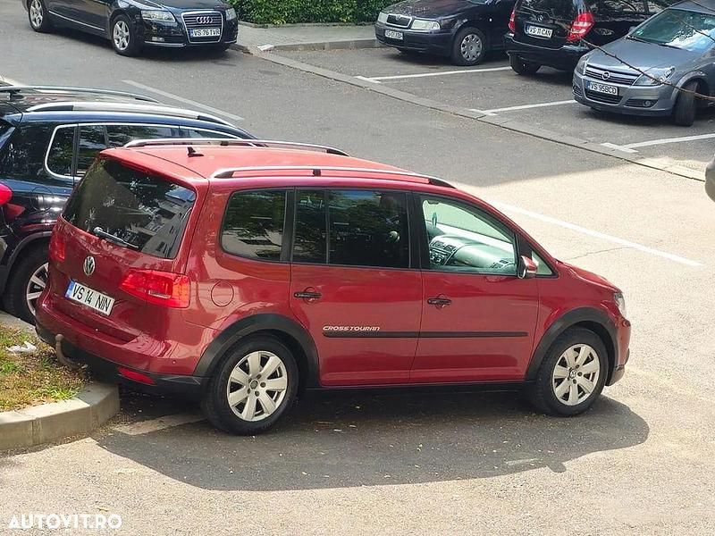 Rosu Utilizat 2014 VW Touran Highline Monovolum | 9.500 EUR (Puțin scump) - Imagine 1/4