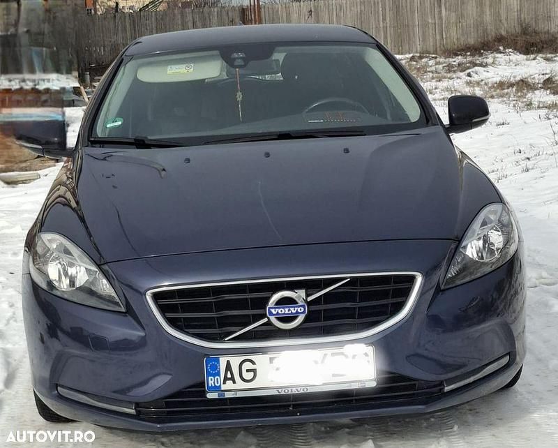 Second-hand Volvo V40 Momentum 190 CP (139 kW) 2014 Culoarealbastru Hatchback
