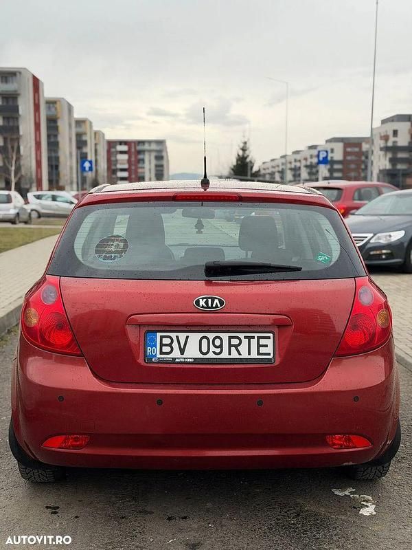 Second-hand Kia Ceed Classic 109 CP (80 kW) 2007 Culoarerosu Hatchback