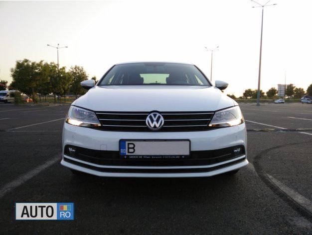 Alb Utilizat 2015 VW Jetta Berlinǎ | 12.500 EUR - Imagine 1/4