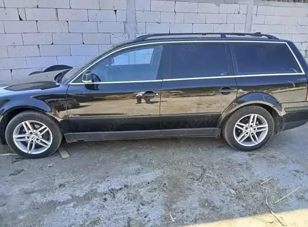 Negru Utilizat 2005 VW Passat Break | 2.000 EUR (Preț OK) - Imagine 1/4