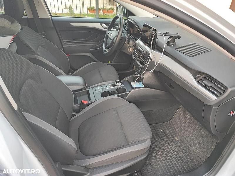 Second-hand Ford Focus Active 120 CP (88 kW) 2019 Culoarealb Hatchback