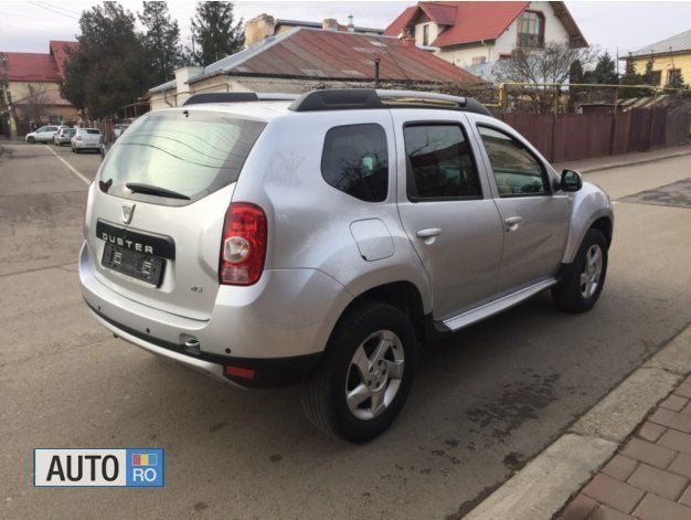 Second-hand Dacia Duster Lauréate 110 CP (80 kW) 2011 Argintiu SUV