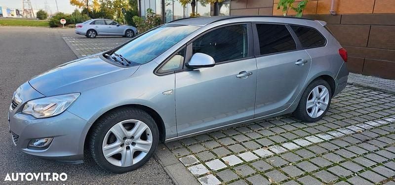 Second-hand Opel Astra Edition 120 CP (88 kW) 2011 Culoareargint Break