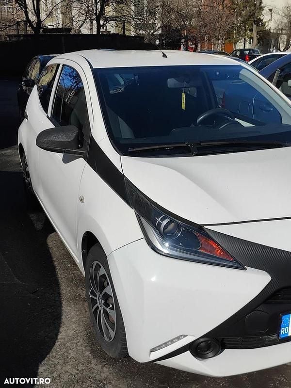 Second-hand Toyota Aygo Play 69 CP (50 kW) 2017 Culoarealb Hatchback