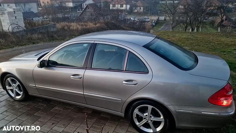 Second-hand Mercedes E200 Elegance 122 CP (89 kW) 2003 Culoarebej Berlinǎ