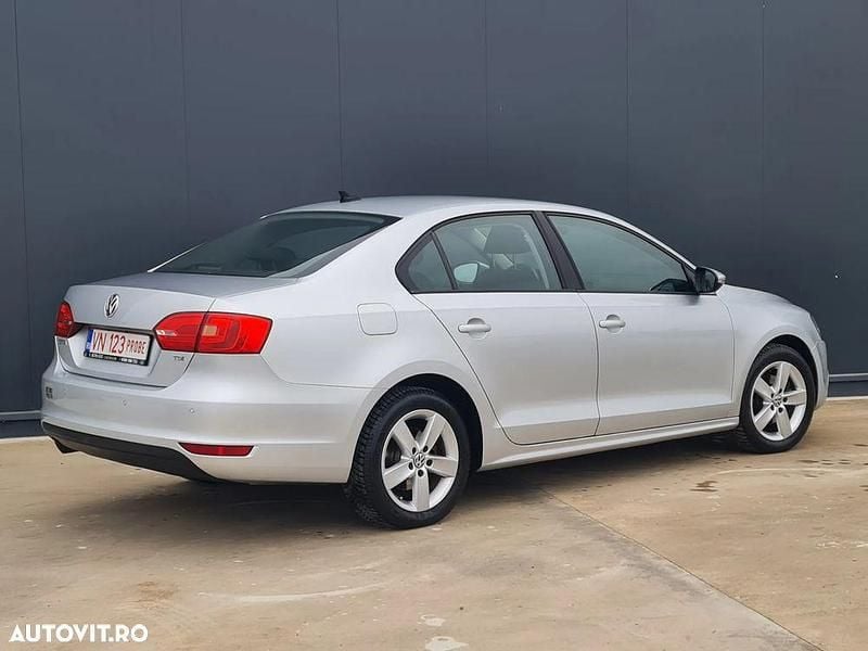 Second-hand VW Jetta Comfortline 105 CP (77 kW) 2012 Culoaregri Berlinǎ