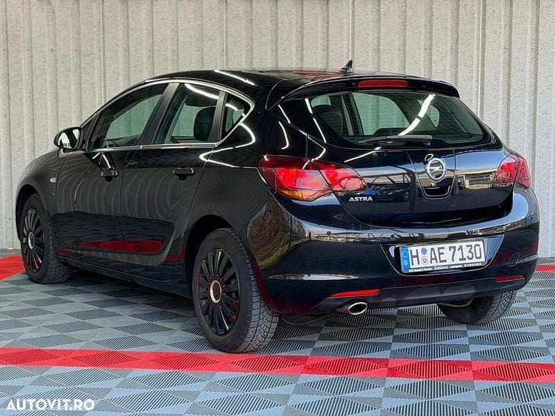 Second-hand Opel Astra Edition 120 CP (88 kW) 2011 Culoarenegru Hatchback