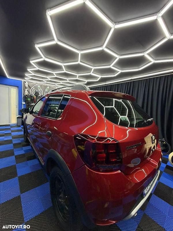 Second-hand Dacia Sandero Stepway 95 CP (69 kW) 2017 Culoarerosu Hatchback