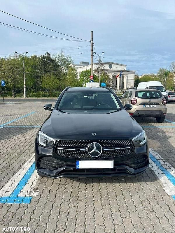 Culoarenegru Utilizat 2019 Mercedes GLC200 SUV | 30.500 EUR (Preț bun) - Imagine 1/4