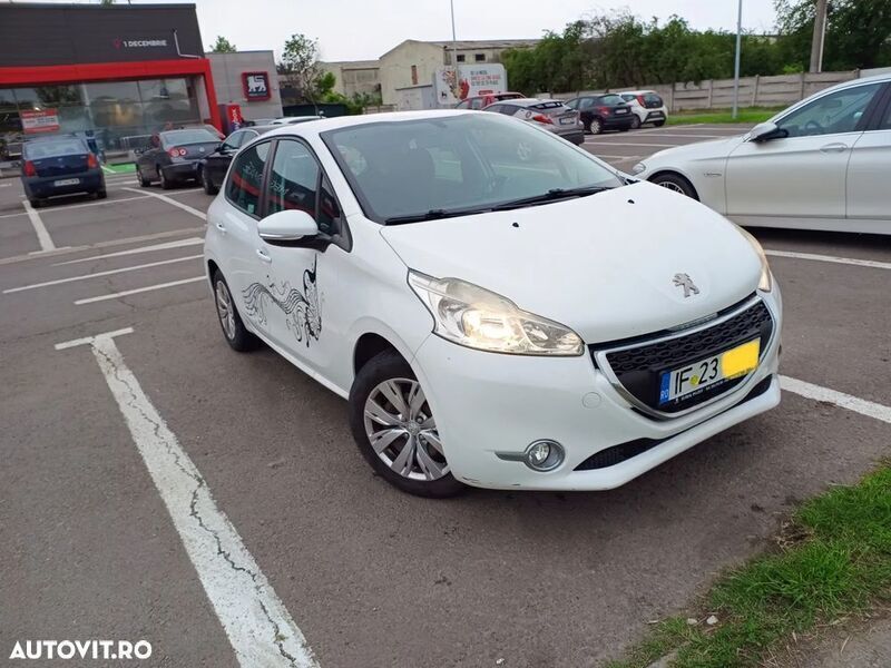Alb Utilizat 2012 Peugeot 208 Hatchback | 4.500 EUR - Imagine 1/4