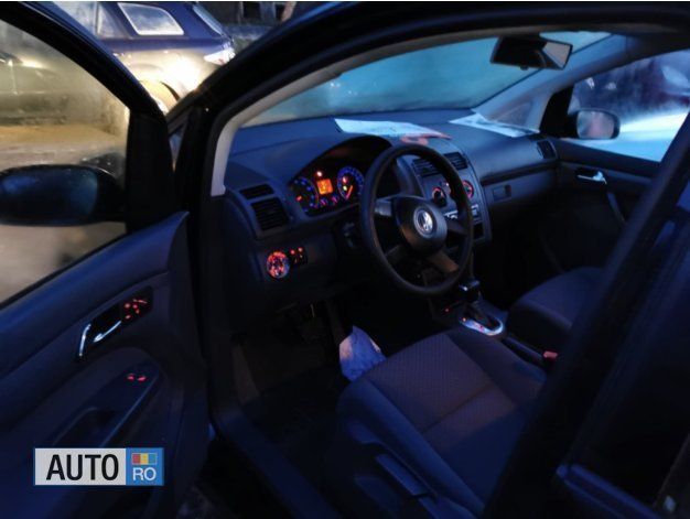 Second-hand VW Touran 115 CP (84 kW) 2004 Negru Monovolum