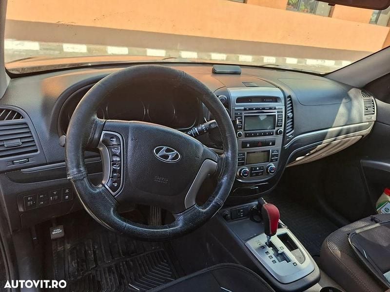 Second-hand Hyundai Santa Fe Style 197 CP (144 kW) 2012 Culoarenegru SUV