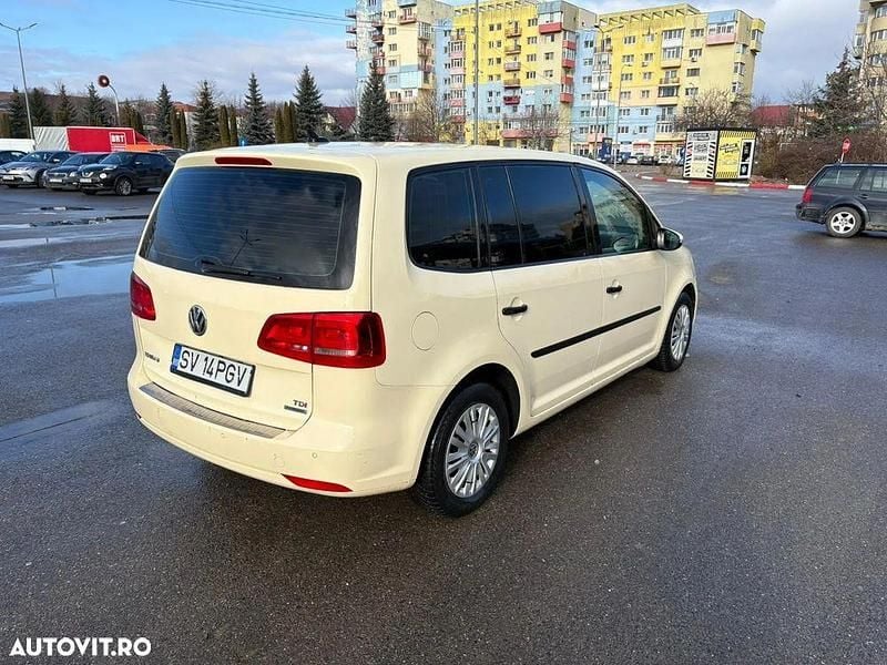 Second-hand VW Touran 115 CP (84 kW) 2014 Culoaregalbeuriu Monovolum