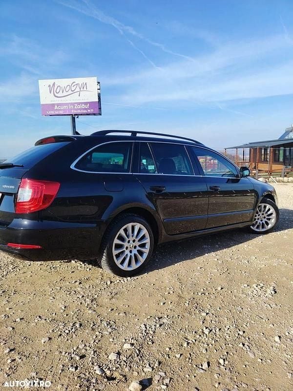 Culoarenegru Utilizat 2013 Skoda Superb Comfort Break | 7.190 EUR (Preț OK) - Imagine 1/4