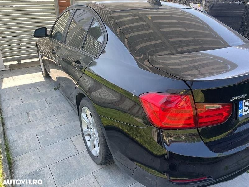 Culoarenegru Utilizat 2014 BMW 320 Berlinǎ | 12.999 EUR (Super Preț) - Imagine 1/4