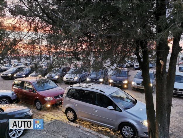 Second-hand VW Touran 135 CP (99 kW) 2004 Negru Monovolum