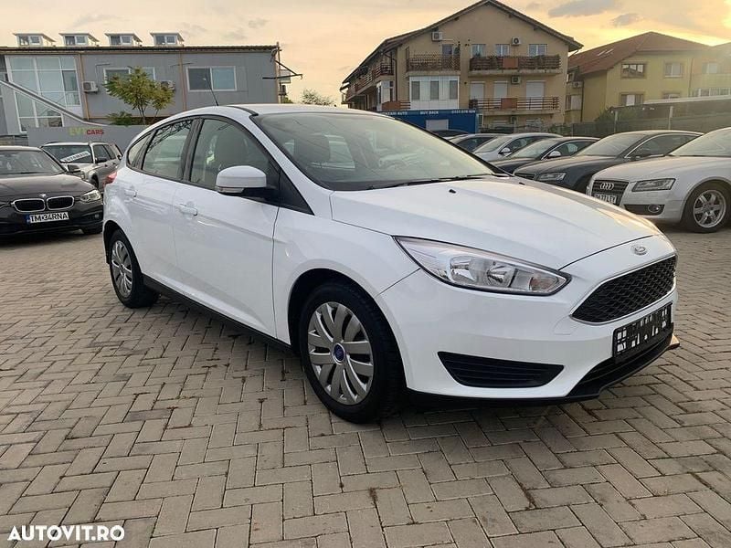 Culoarealb Utilizat 2017 Ford Focus Trend Hatchback | 6.950 EUR (Preț bun) - Imagine 1/4