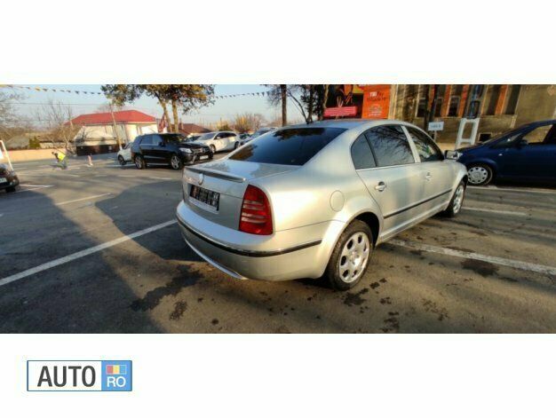 Second-hand Skoda Superb 155 CP (114 kW) 2003 Argintiu Berlinǎ