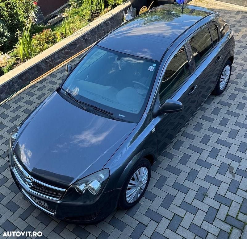 Culoaregri Utilizat 2012 Opel Astra Hatchback | 3.900 EUR (Preț bun) - Imagine 1/4