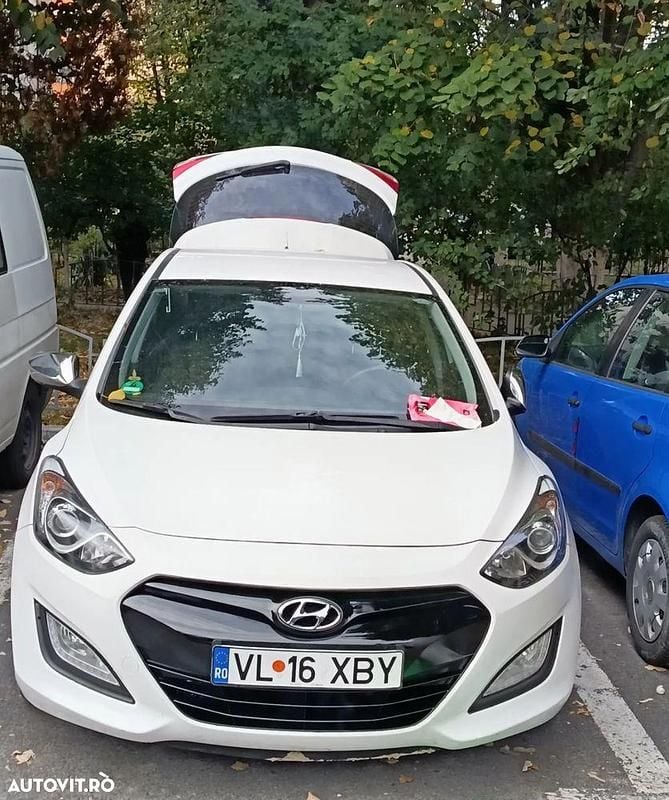 Culoarealb Utilizat 2012 Hyundai i30 Comfort Hatchback | 4.400 EUR (Preț OK) - Imagine 1/4