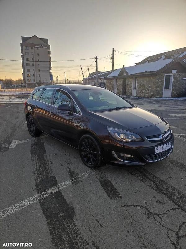 Culoarealte culori Utilizat 2014 Opel Astra Selection Break | 4.950 EUR (Preț OK) - Imagine 1/4
