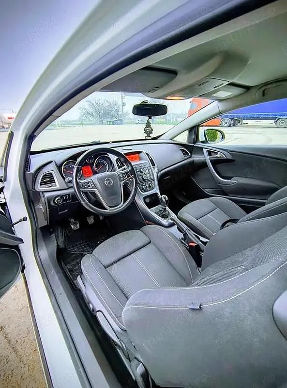 Second-hand Opel Astra GTC 131 CP (96 kW) 2012 Alb