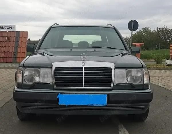Verde Utilizat 1993 Mercedes 300 Break | 9.990 EUR - Imagine 1/4