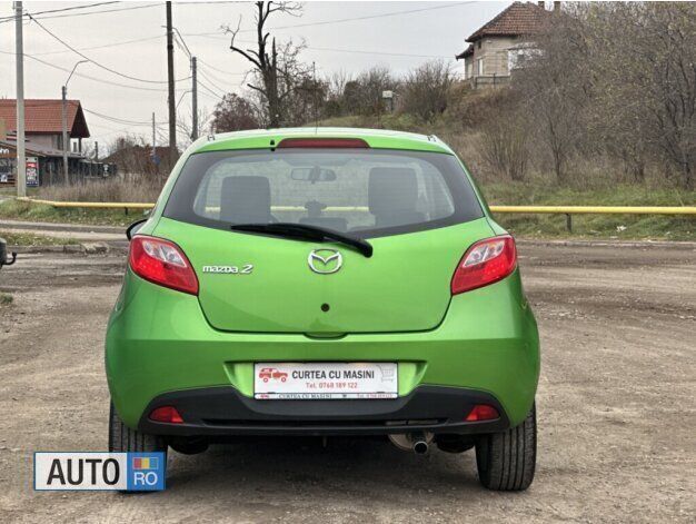 Second-hand Mazda 2 Inclusive 86 CP (63 kW) 2010 Verde Hatchback