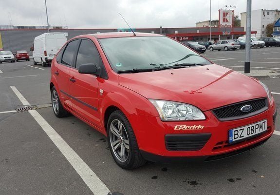 Rosu Utilizat 2005 Ford Focus Hatchback | 2.400 EUR (Puțin scump) - Imagine 1/4