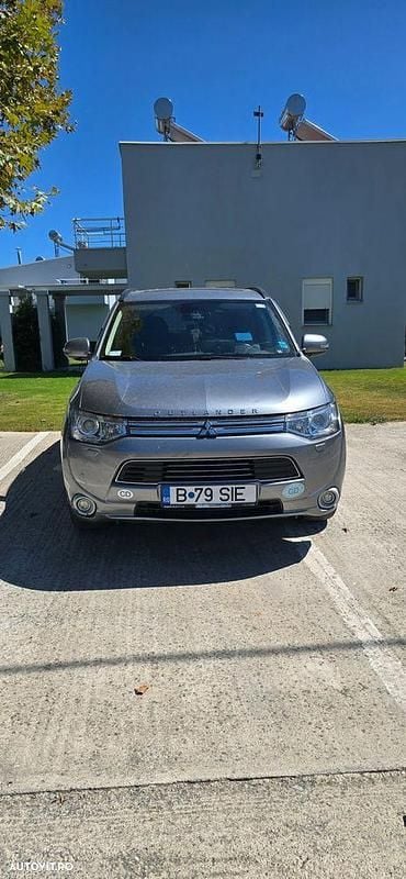 Culoareargint Utilizat 2014 Mitsubishi Outlander P-HEV Top SUV | 8.599 EUR (Preț OK) - Imagine 1/4
