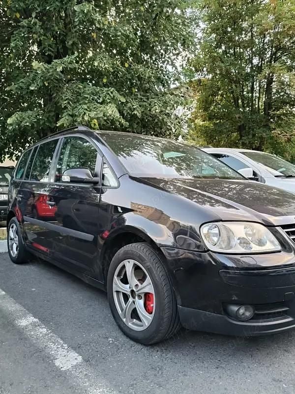 Negru Utilizat 2004 VW Touran Monovolum | 2.000 EUR (Preț OK) - Imagine 1/4
