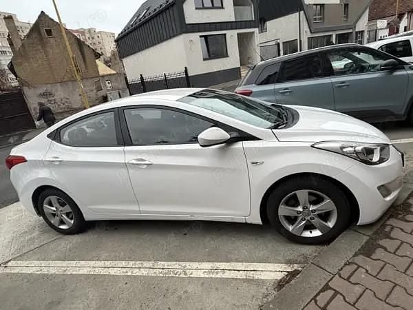 Second-hand Hyundai Elantra 132 CP (97 kW) 2012 Alb Berlinǎ