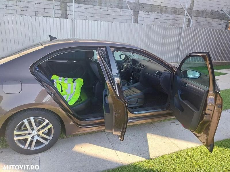 Second-hand VW Jetta Comfortline 105 CP (77 kW) 2012 Culoaremaro Berlinǎ