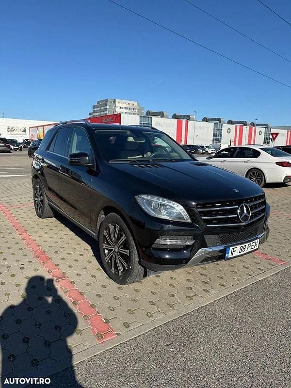 Culoarenegru Utilizat 2012 Mercedes ML250 SUV | 17.800 EUR (Puțin scump) - Imagine 1/4