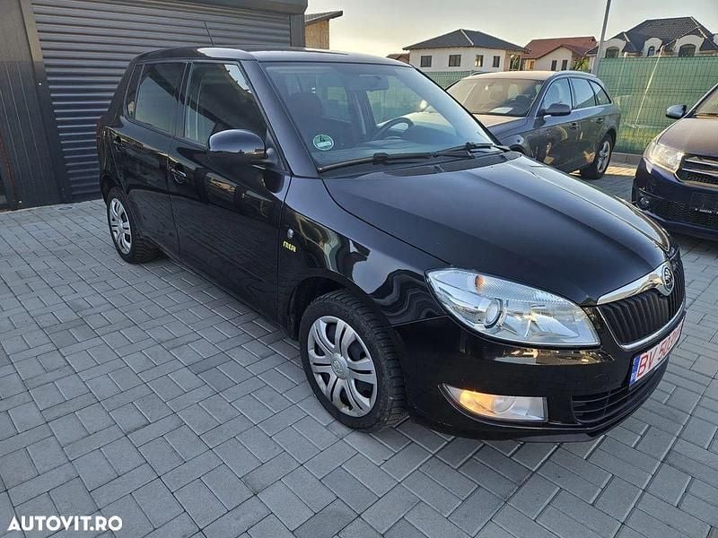 Culoarenegru Utilizat 2014 Skoda Fabia Ambition | 6.700 EUR (Preț bun) - Imagine 1/4