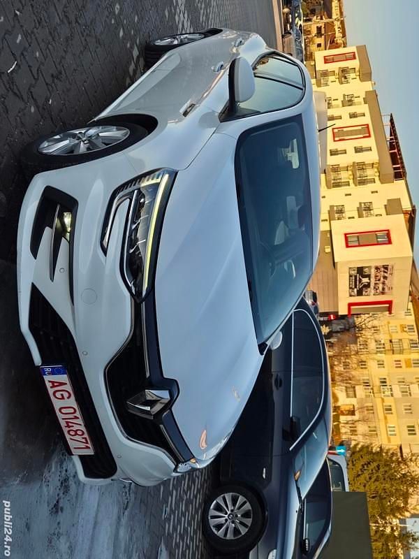 Alb Utilizat 2022 Renault Mégane IV Hatchback | 11.000 EUR (Preț OK) - Imagine 1/4