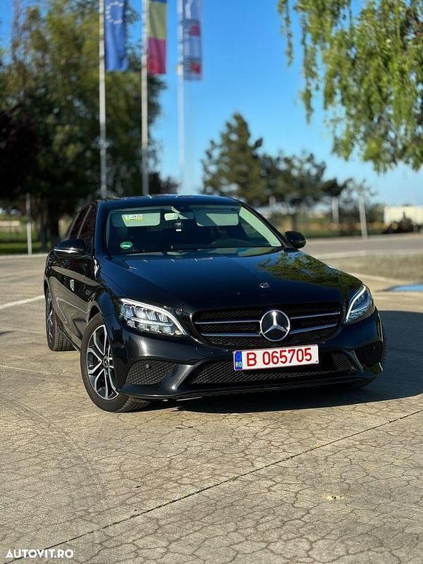 Culoarenegru Utilizat 2019 Mercedes C200 Avantgarde Berlinǎ | 21.000 EUR (Preț bun) - Imagine 1/4