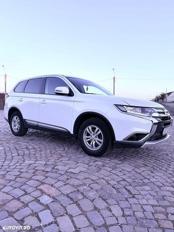 Culoarealb Utilizat 2017 Mitsubishi Outlander Invite SUV | 14.799 EUR (Scump) - Imagine 1/4