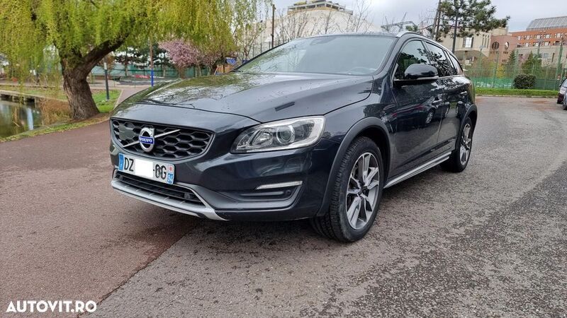 Gri Utilizat 2016 Volvo V60 CC Break | 8.950 EUR - Imagine 1/4