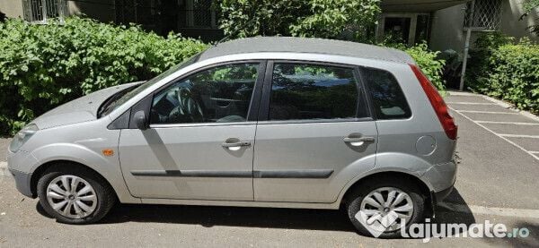 Argintiu Utilizat 2007 Ford Fiesta Hatchback | 2.700 EUR (Preț OK) - Imagine 1/4
