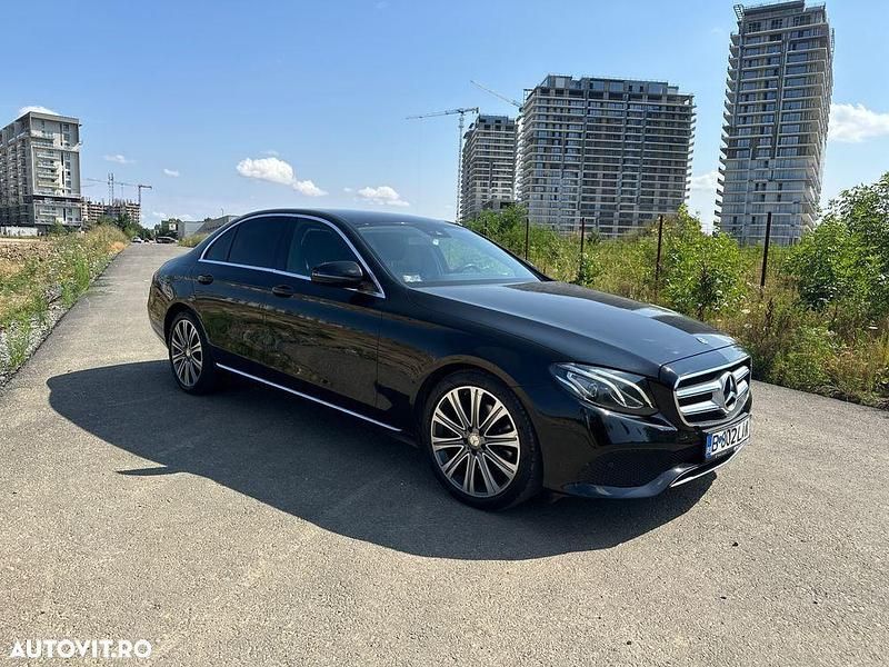 Culoarenegru Utilizat 2017 Mercedes E220 Berlinǎ | 20.800 EUR (Super Preț) - Imagine 1/4