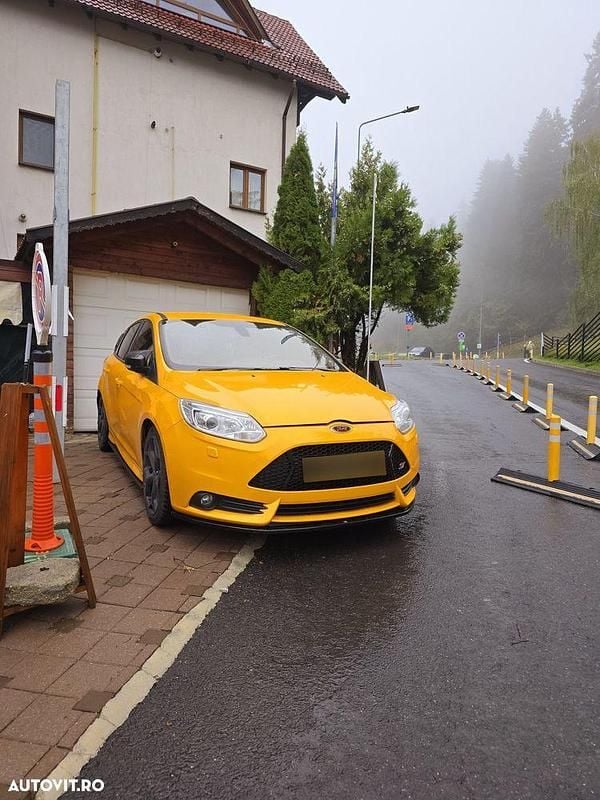Culoaregalbeuriu Utilizat 2012 Ford Focus ST Hatchback | 10.400 EUR (Preț bun) - Imagine 1/4