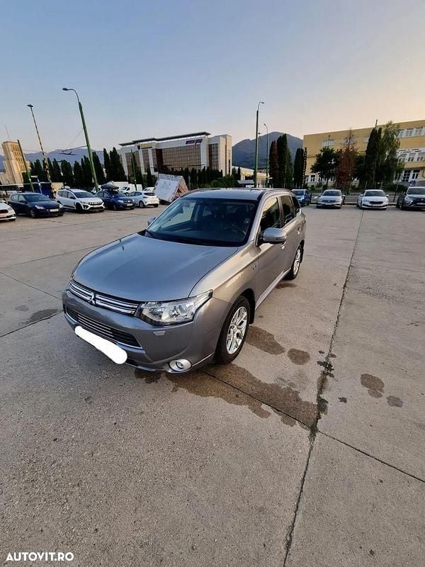 Culoaregri Utilizat 2014 Mitsubishi Outlander P-HEV SUV | 8.300 EUR (Super Preț) - Imagine 1/4