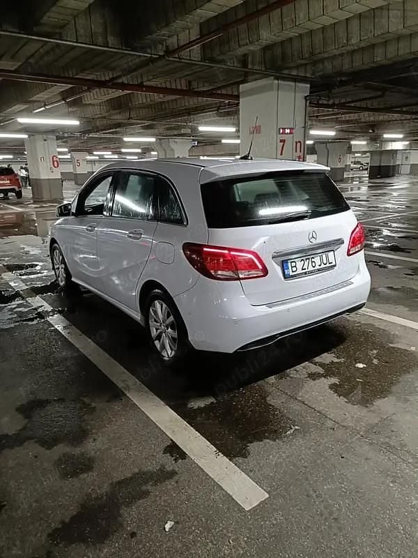 Utilizat 2015 Mercedes A180 Monovolum | 8.800 EUR (Scump) - Imagine 1/4