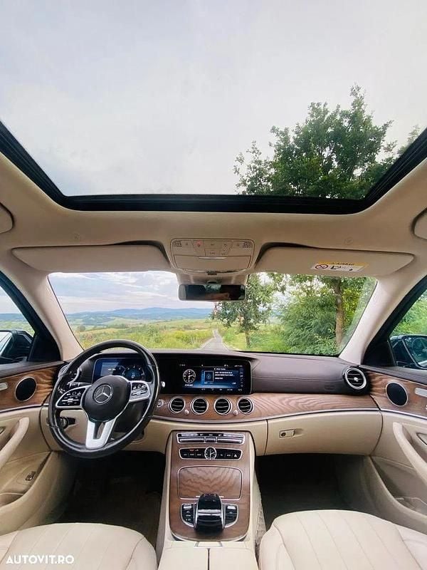 Culoarenegru Utilizat 2019 Mercedes E220 Break | 31.900 EUR (Scump) - Imagine 1/4
