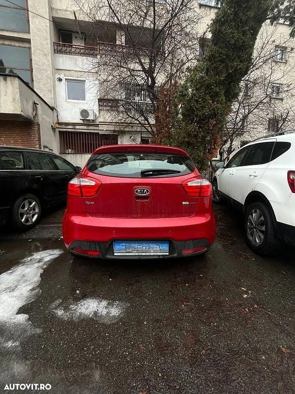 Second-hand Kia Rio 75 CP (55 kW) 2012 Culoarerosu Hatchback