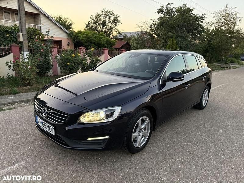 Culoarealbastru Utilizat 2017 Volvo V60 Momentum Break | 9.999 EUR (Preț bun) - Imagine 1/4