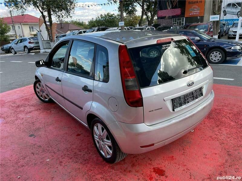 Second-hand Ford Fiesta 68 CP (50 kW) 2004 Argintiu Hatchback