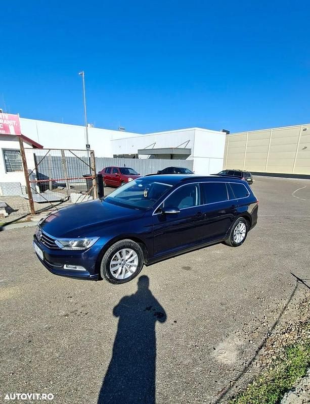 Culoarealbastru Utilizat 2017 VW Passat Highline Break | 9.900 EUR (Preț bun) - Imagine 1/4